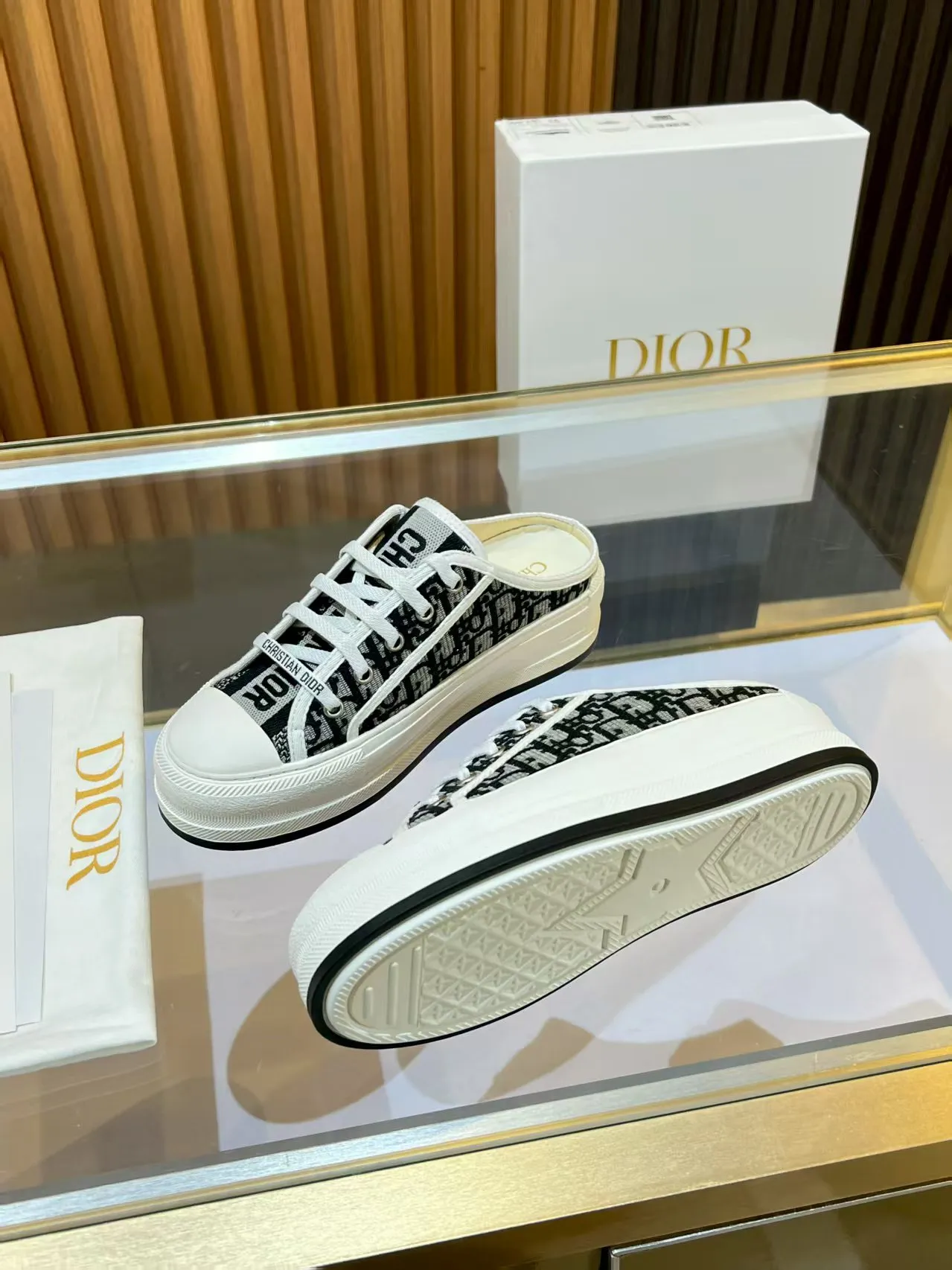 Factory direct sales p520🐘🐘Women's shoes Women's clothing 2025 Walk'n'Dior embroidered mid-top casual shoes are new. On the fashion stage, Dior embroidered shoes are the well-deserved protagonist. Delicate stitching is used on the upper, every stitch is devoted to the craftsman's efforts, and every thread is woven with artistic poetry. From complex floral patterns to smart geometric textures, embroidery is like the magic that gives shoes life, allowing them to show dynamic beauty even in static conditions.   Wearing Dior embroidered shoes feels like stepping into a dream world full of art. It is not only a pair of shoes, but also a walking piece of art that perfectly integrates fashion and culture. Whether you are strolling on the bustling city streets or attending important social occasions, Dior embroidered shoes can add unique charm to your style and become the focus of everyone's attention.   Choosing Dior embroidered shoes means choosing a persistent pursuit of quality and a unique understanding of fashion. Let it accompany you through every wonderful moment and leave your own fashion mark.  Material: Sheepskin lining, feet, silk cowhide, size 35-41, heel height 5cm